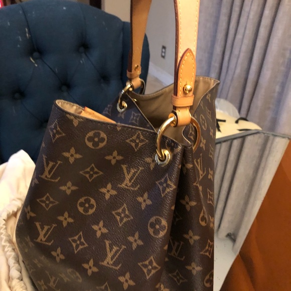 Louis Vuitton - Picture 3 of 8